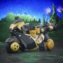 Hasbro Transformers Generations Legacy Evolution Deluxe Class Prowl Action Figure -GOOD SMILE COMPANY Shop 5010994202286e